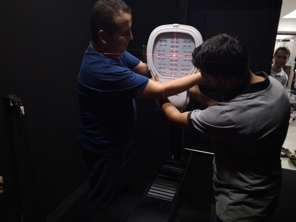 图二:客户正在练习操作设备