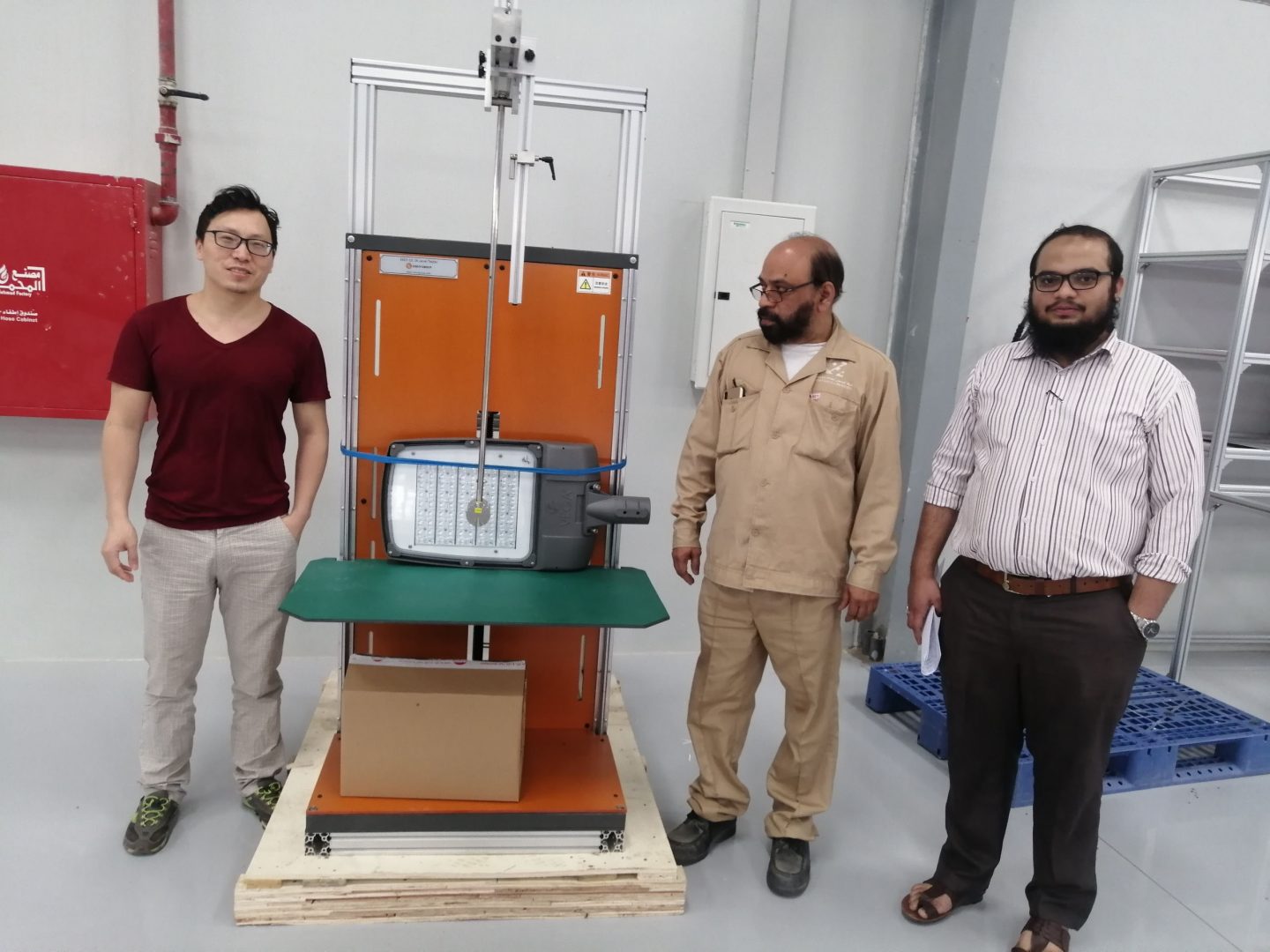 Instalación y capacitación gratuitas en Arabia Saudita para el cliente que compró el equipo de prueba de pulverización de agua con tubería oscilante JL-34 y IK07-10 Probador de nivel
