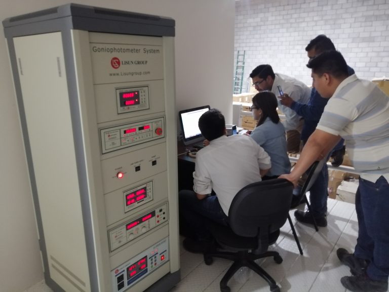 Mexiko_LISUN Inženýr poskytuje instalaci a školení pro zákazníka, který si zakoupil vysoce přesné rotační svítidlo LSG-1800BCCD Goniospektroradiometr (s testem barvy prostoru)