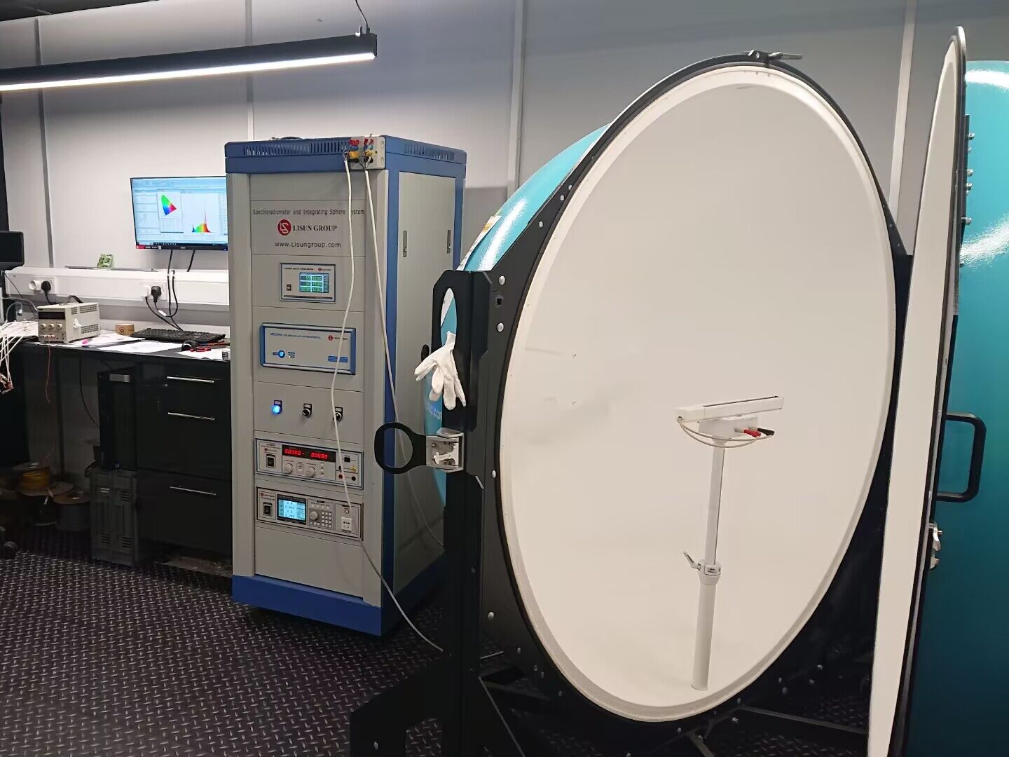 UK – Customer successfully installed Lisun LPCE-2 (LMS-9000C) High Precision Spectroradiometer Integrating Sphere System