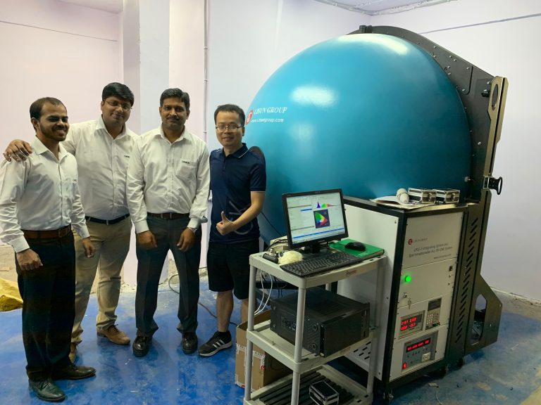 India - LISUN El ingeniero proporciona instalación y capacitación para el sistema compacto de esfera integradora de espectrorradiómetro CCD.